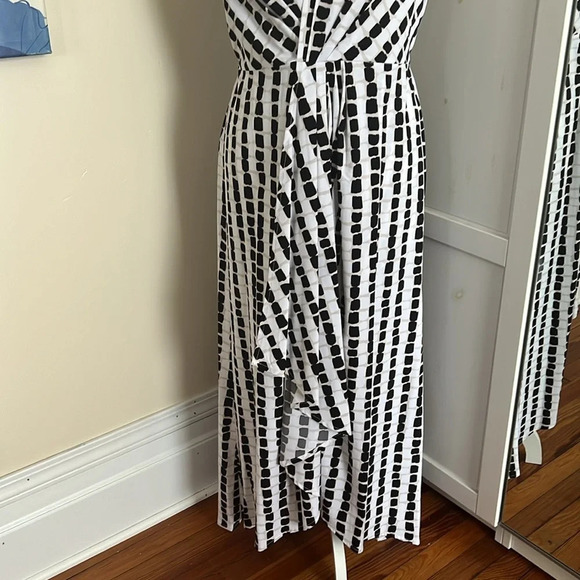 Calvin Klein Halter Neckline Hi/Low Hem Sleeveless Dress - NWT - Size 12 - Picture 5 of 13